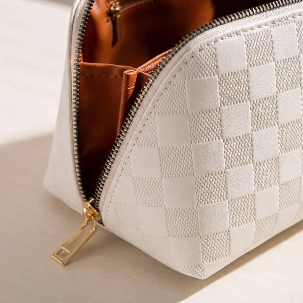 Cosmetic bag made of water-repellent PU leather