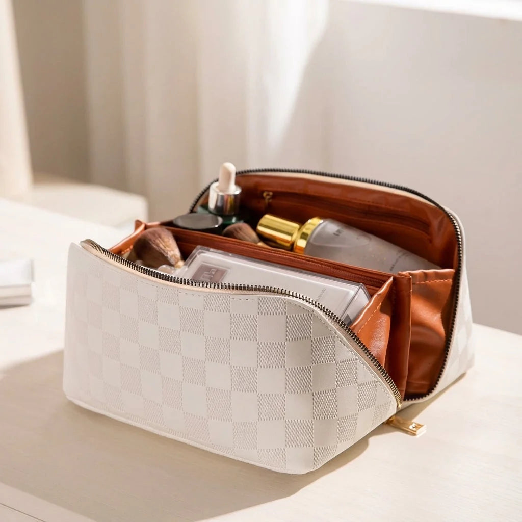 Cosmetic bag made of water-repellent PU leather